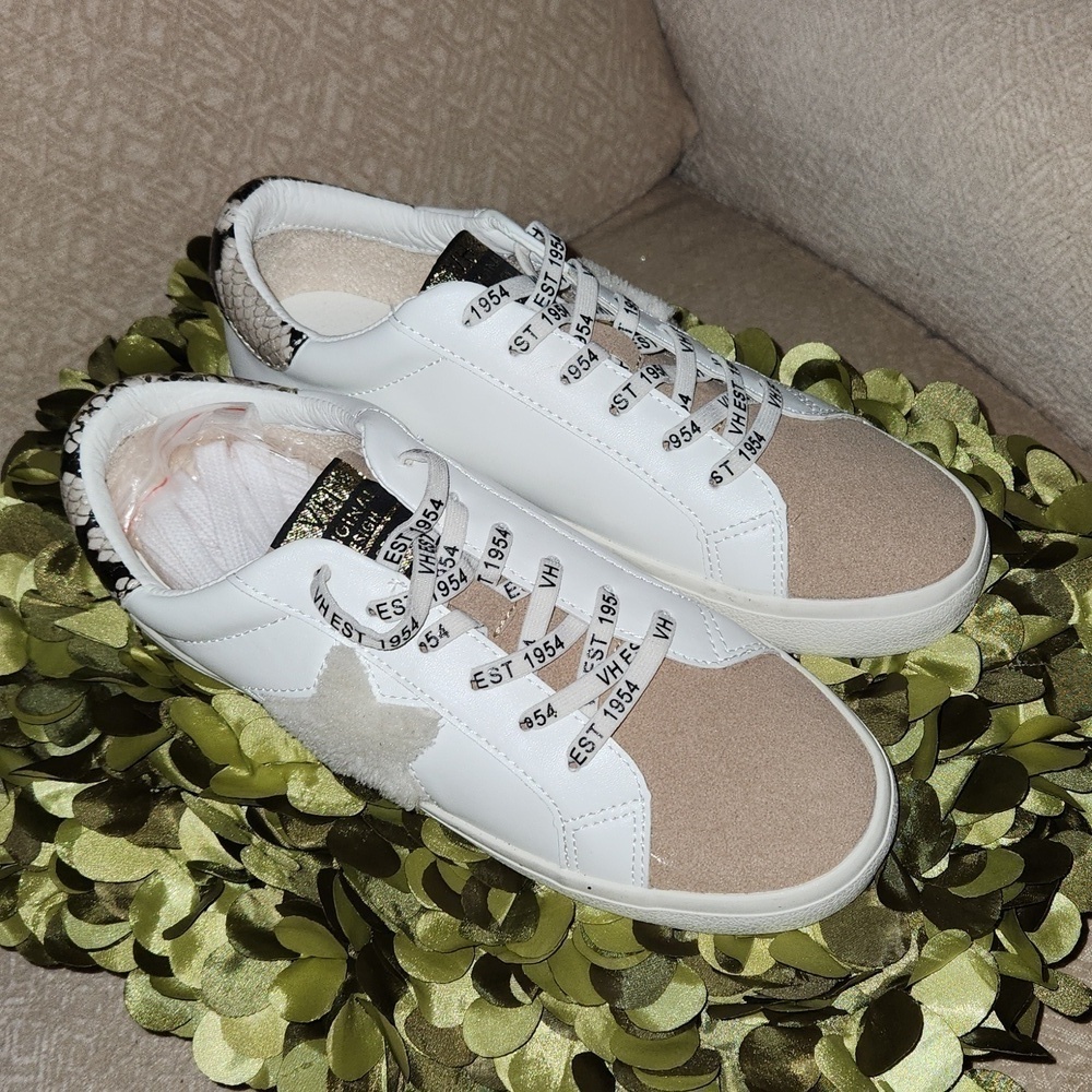 NWOB Vintage White Leather w/Tan Suede Toe and Cream Furry Star-Size 8.5​​​​​​​​